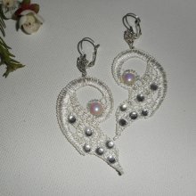 Boucles d'oreilles dentelle blanche avec cristal de Swarovski et perles