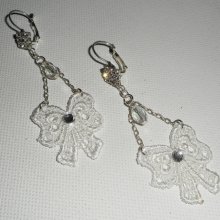 Boucles d'oreilles petits noeuds en dentelle blanche avec cristal