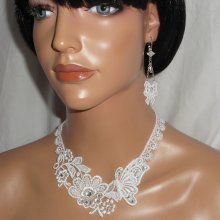 Parure Collier de Cérémonie fleur et papillon en dentelle blanche avec cristal de Swarovski et perles