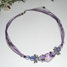 Collier perle fleurie violet avec perles en cristal sur cordon en coton ciré