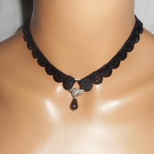 Collier en dentelle noire avec goutte en cristal de bohème