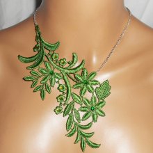 Collier en fine broderie verte motif fleur avec cristal  sur chaine argent