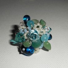 Bague brodée bleu et verte avec perles en verre, pierres et coccinelle 