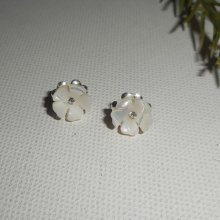 Boucles d'oreilles argent 925 avecpetite fleur de nacre blanche