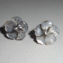 Boucles d'oreilles argent 925 avec fleur de nacre grise
