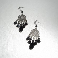 Boucles d'oreilles en perles de cristal noir avec connecteurs florales