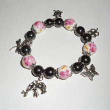 Bracelet en perles de porcelaine et pierres en hématite avec pampilles sur le thème des animaux