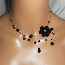 Collier aérien en cristal noir avec fleur crochetée sur fil cablé
