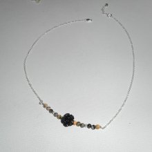 Collier rose sculptée en gorgone noire avec petites agates sur chaine argent 925