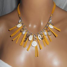 Collier coquillages avec pampilles argent sur cordon en daim jaune