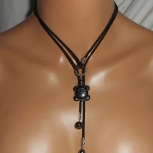 Collier lacet en daim noir avec tortue en pierre d'hématite