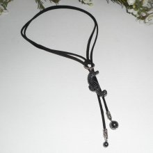Collier lacet en daim noir avec hippocampe en pierre d'hématite