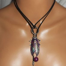 Collier lacet en daim noir avec cigale peinte et pierres en agate