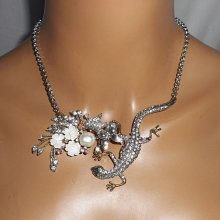 Collier fleur de nacre tarente avec cristal sur chaine acier