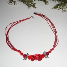 Collier perle fleurie rouge avec perles en cristal sur cordon assorti