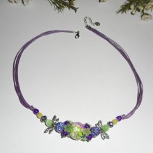 Collier perle fleurie violet et verte avec perles en cristal sur cordon assorti
