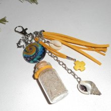 Porte clés/Bijoux de sac palet de nacre bleu jaune avec bouteille coquillage et dauphin
