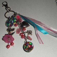 Porte clés/Bijoux de sac poupée rose avec perles et rubans multicolores