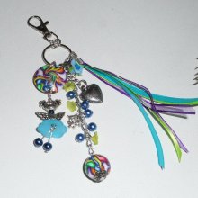Porte clés/Bijoux de sac poupée bleue avec perles et rubans multicolores