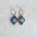 Boucles d'oreilles  en micro-macramé marron chocolat/bleu Etoile en verre de Murano
