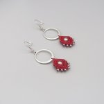 Boucles d'oreilles rouges en micro-macramé  