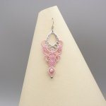 Boucles d'oreilles roses  en micro-macramé avec une perle en pierre, la rhodochrosite