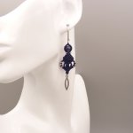 Boucles d'oreilles  en micro-macramé ton bleu foncé 