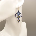 Paire de boucles d'oreilles bleues  en micro-macramé 