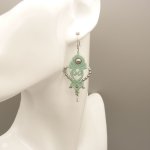 Paire de boucles d'oreilles vert menthe à l'eau en micro-macramé 