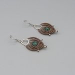 Boucles d'oreilles  en micro-macramé couleur noisette avec une perle en chrysocolle