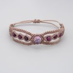 Bracelet en micro-macramé taupe avec une perle gemme jaspe impérial bleu violet