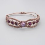 Bracelet en micro-macramé taupe avec une perle gemme jaspe impérial bleu violet