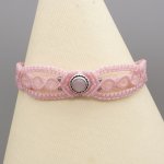 Bracelet micro-macramé  rose avec une pierre sertie quartz rose