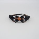 Bracelet en micro-macramé noir avec une perle centrale 'pierre de soleil'