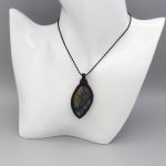 Collier  micro-macramé noir avec une  labradorite 