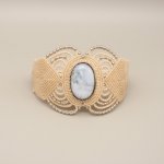Bracelet en micro-macramé beige clair avec une agate sertie