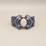 Bracelet en micro-macramé bleu nuit avec une agate rubanée sertie de métal doré