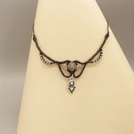 Collier gris anthracite en micro-macramé  avec une labradorite sertie