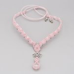 Collier rose en micro-macramé avec deux perles en quartz 