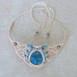 Collier couleur sable en micro-macramé au médaillon en pierre naturelle d'apatite