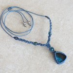 Collier ton bleu  en micro-macramé avec une chrysocolle