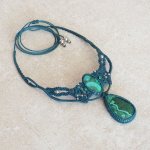 Collier vert  en micro-macramé avec deux malachites