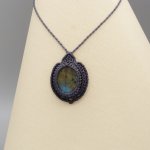 Collier gris foncé en micro-macramé avec une belle labradorite