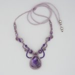 Collier violet en micro-macramé avec une améthyste