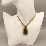 Collier  micro-macramé doré avec une  obsidienne dorée 