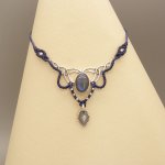 Collier bleu nuit  en micro-macramé  avec une labradorite sertie