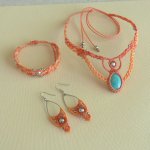 Parure ton pêche en micro-macramé 