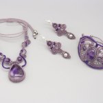 Parure collier, bracelet,boucles d'oreilles en micro-macramé ton violet avec des améthystes