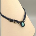 Ras-du-cou bleu foncé avec labradorite