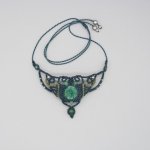 Collier vert émeraude en micro-macramé  avec une céramique sertie